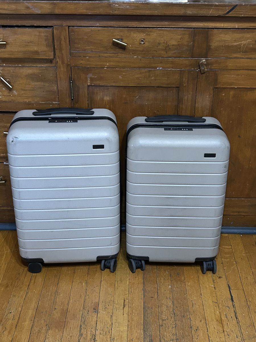 Set of two 2 Away Luggage light gray size: 21.7 and 22.7 carry on