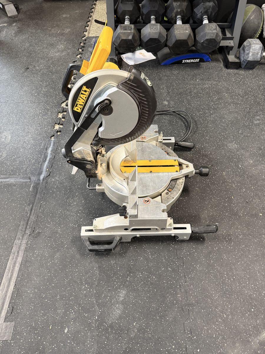 DeWalt 10 Compound Miter Saw
