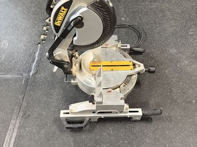 DeWalt 10 Compound Miter Saw
