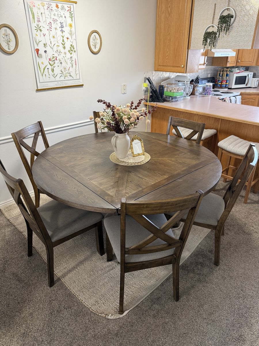 Beautiful Square to Round table w/ 6 chairs