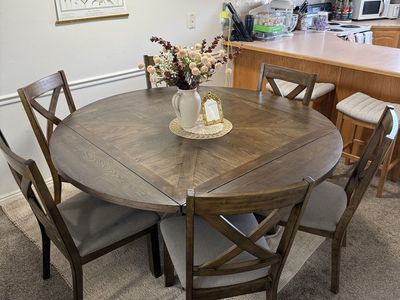 Beautiful Square to Round table w/ 6 chairs