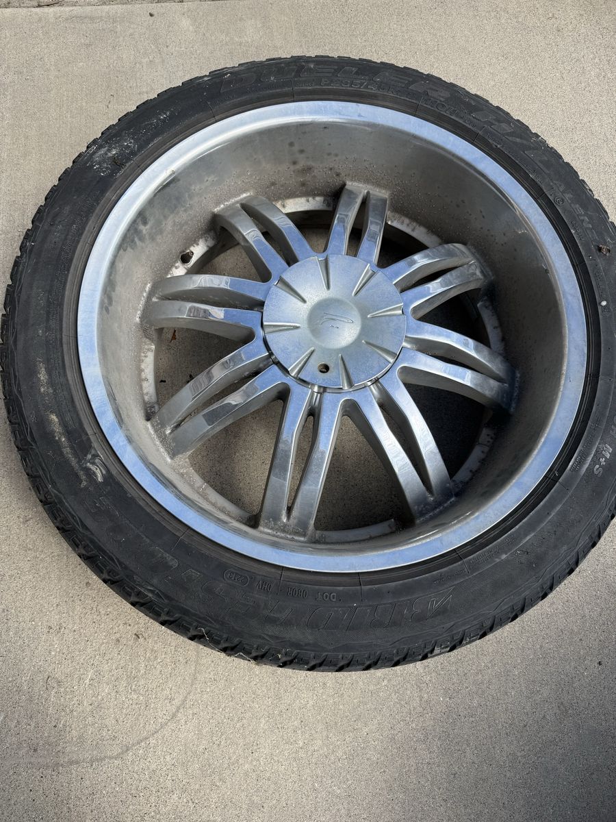 Used 20 inch Wheels ( set of 4) off Cadillac Escalade Tires are no good.