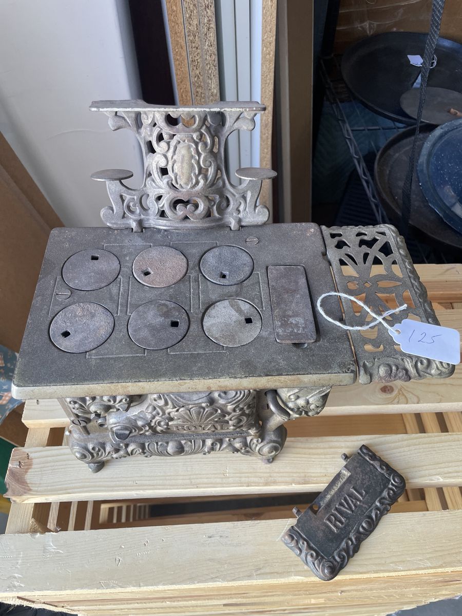 Vintage Royal Cast Iron Salesman Sample Stove / Toy Stove - Antique Decorative Piece