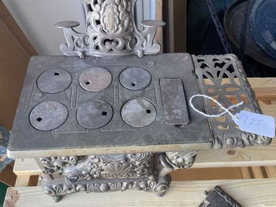Vintage Royal Cast Iron Salesman Sample Stove / Toy Stove - Antique Decorative Piece