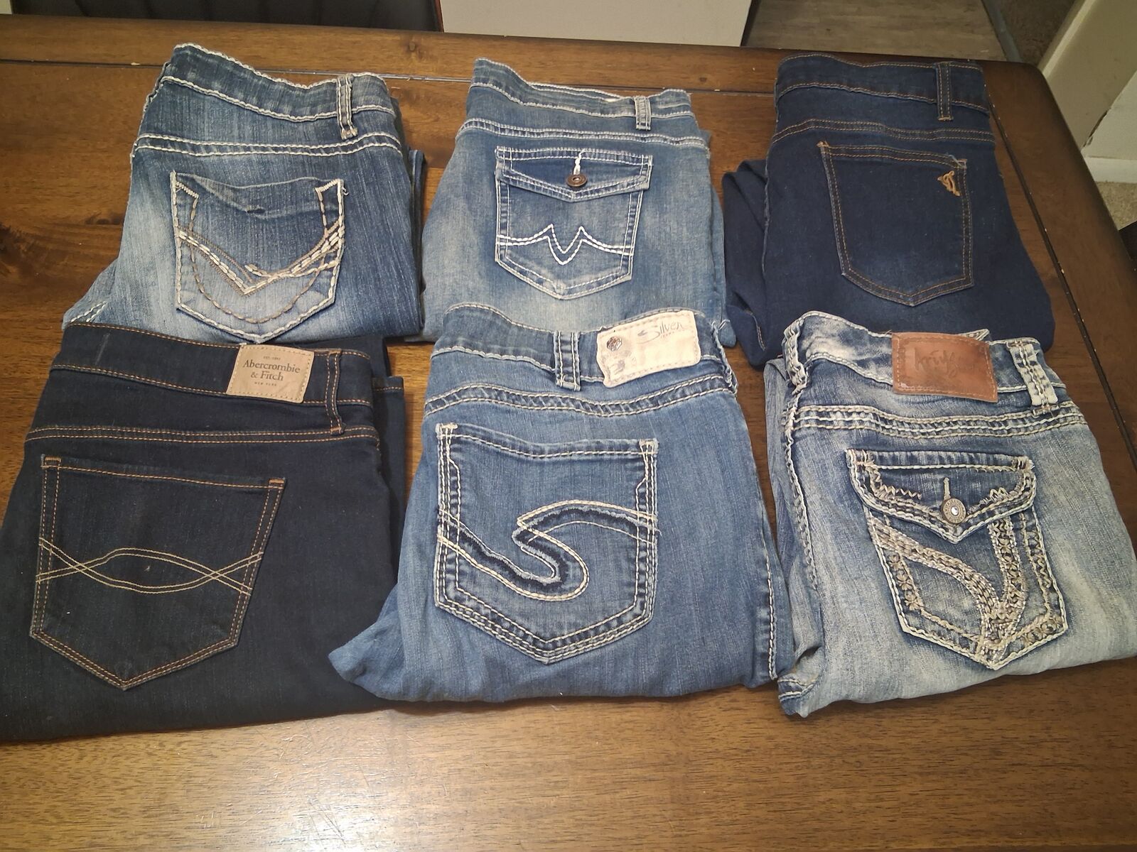 LARGE ASSORTMENT OF WOMEN'S CLOTHING