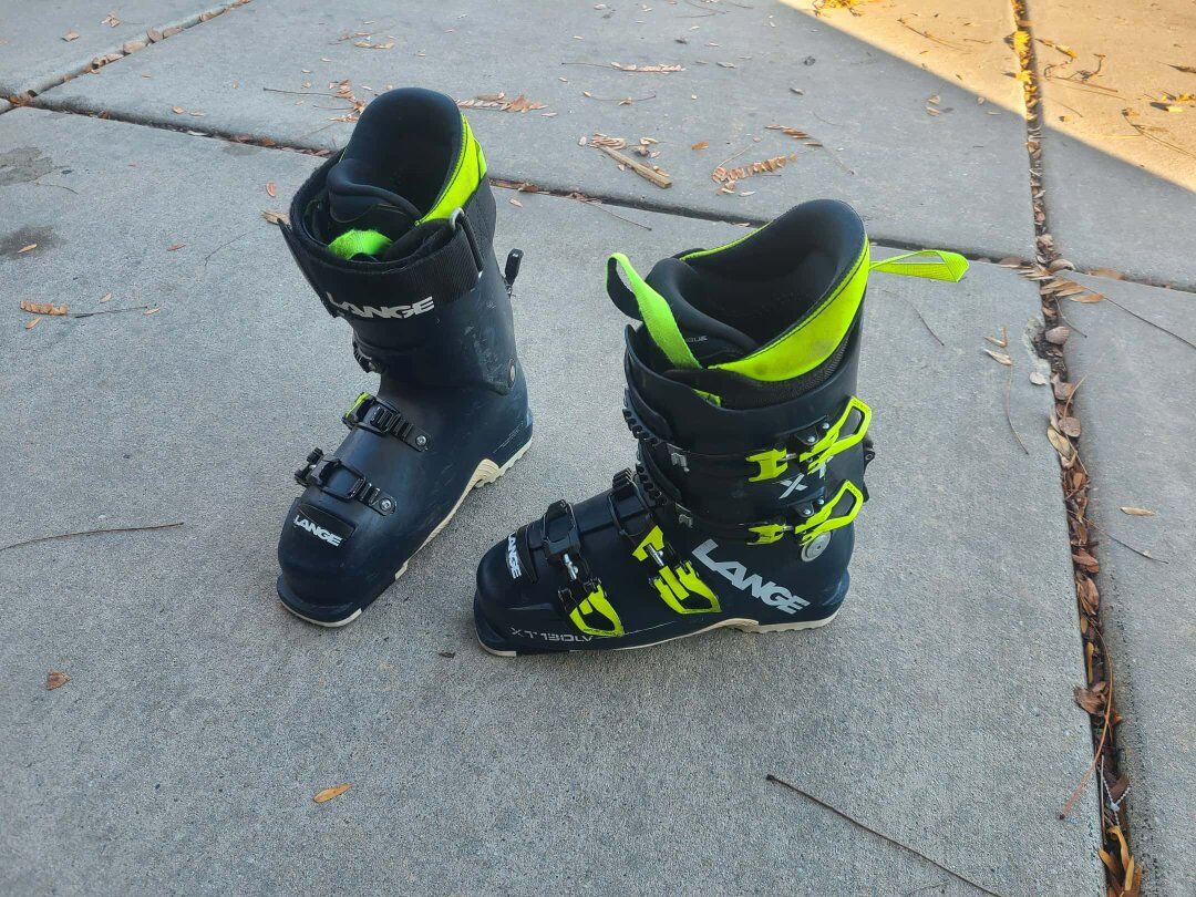 Alpine touring and downhill ski boots 25-25.5