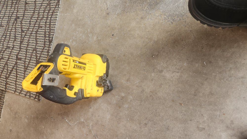 DEWALT 20-volt max Multiple sizes pipecutter.