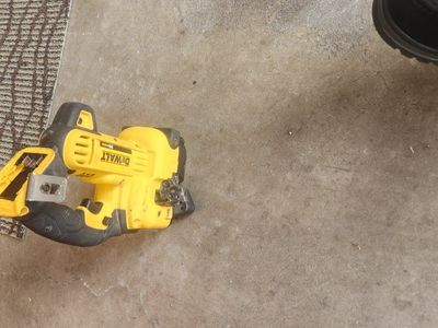 DEWALT 20-volt max Multiple sizes pipecutter.