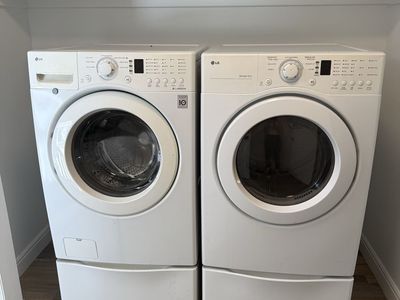 LG Electric Washer And Dryer With Pedestal Base