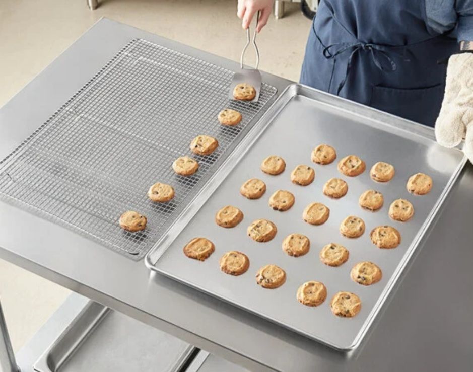 New Choice Full Size 18" x 26" 19 Gauge Wire in Rim Aluminum Bun Pan / Sheet Pan
