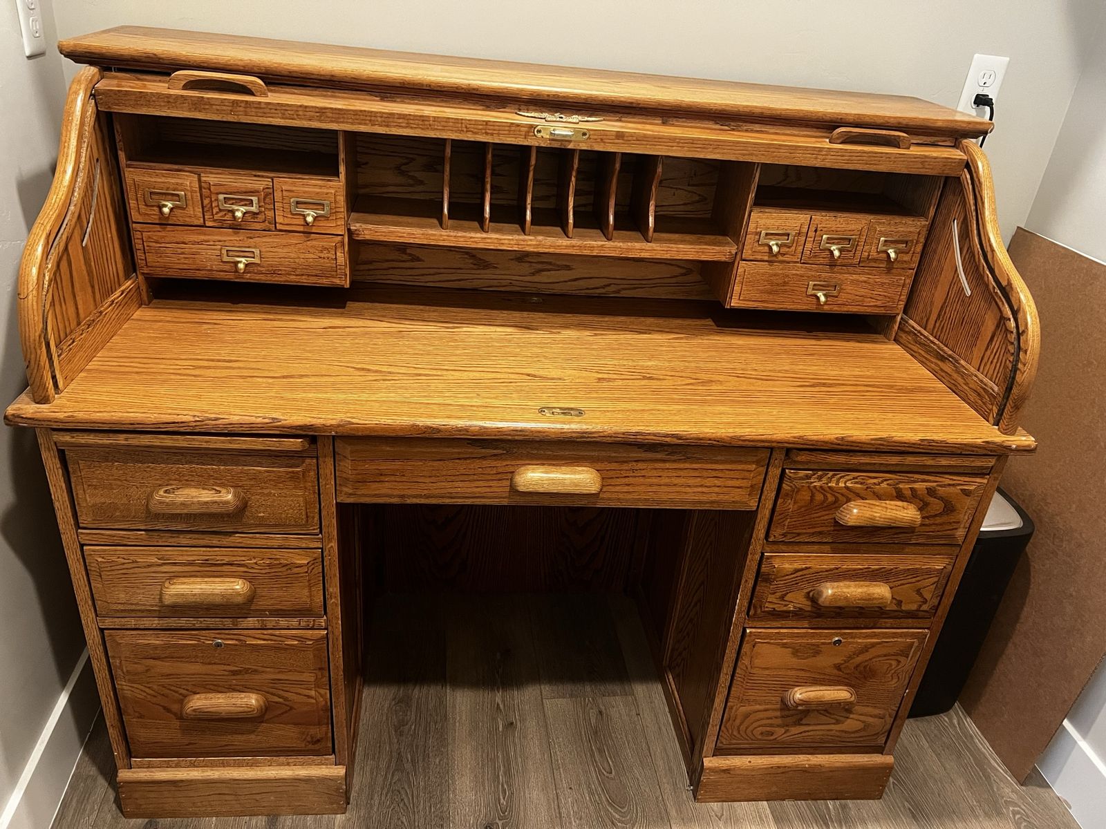 Solid Oak Roll-Top Desk – Excellent Storage – Cedar City Pickup