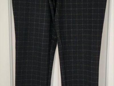 **NEW WOMEN'S SIZE L PANTS**