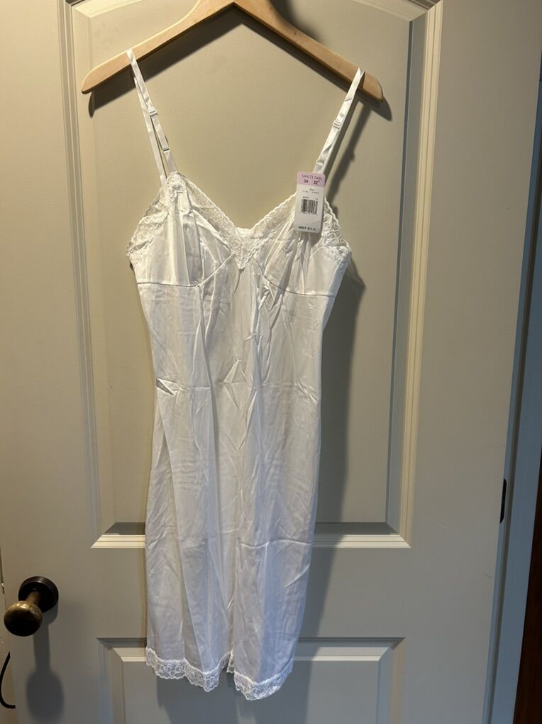 New With Tags Vanity Fair White Slip Size 34