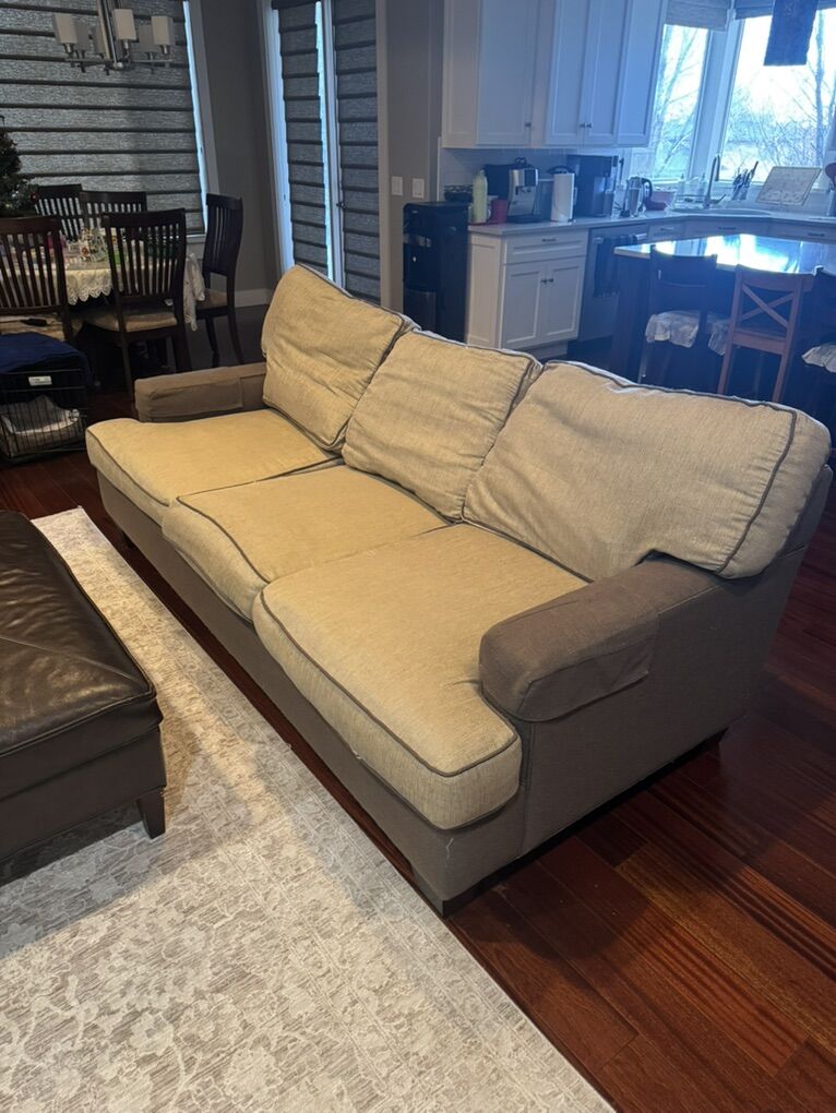 Nice Couch In Great Condition