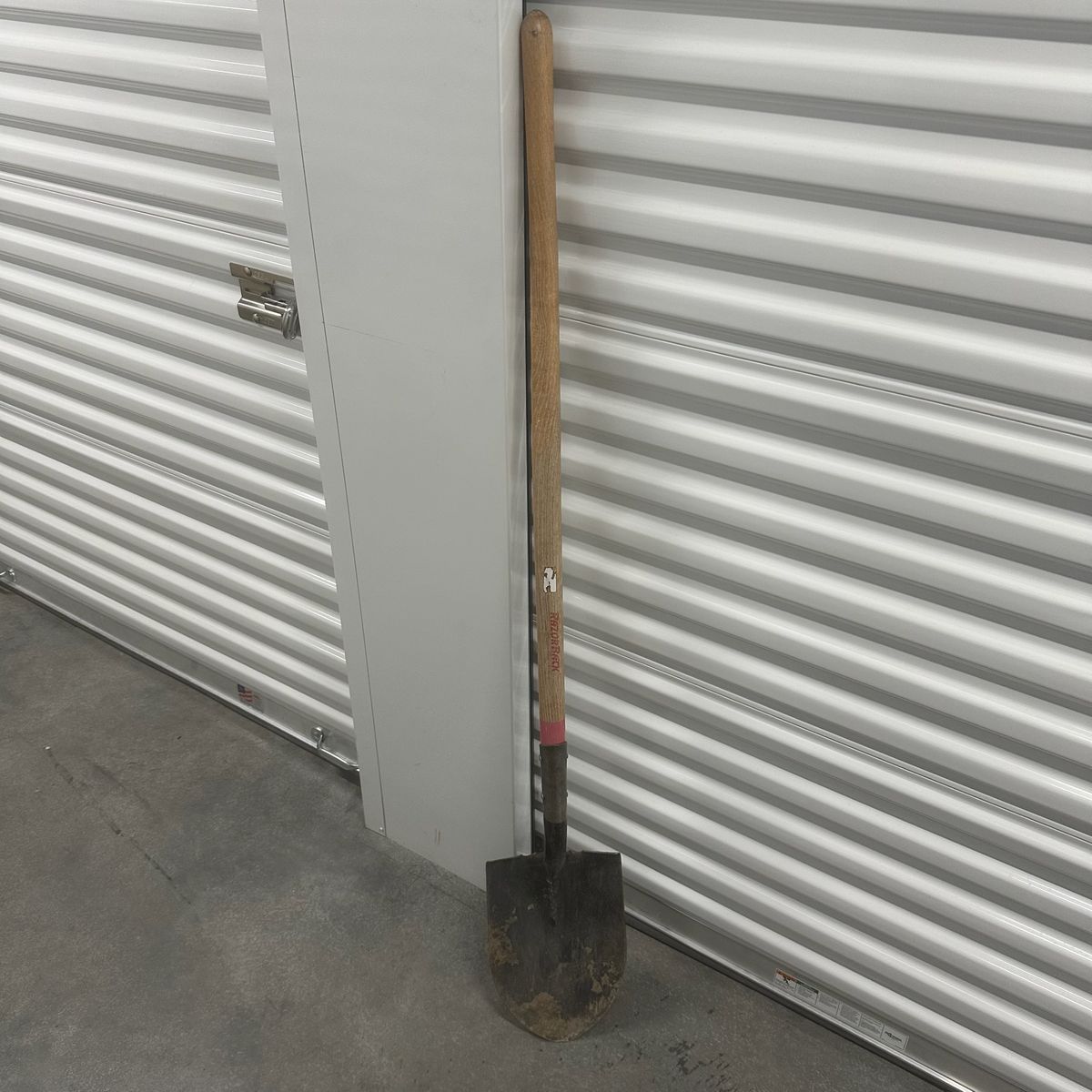 Razor-Back Round Point Digging Shovel – 4’10” Wood Handle