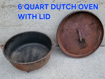 **VINTAGE CAST IRON DUTCH OVEN**