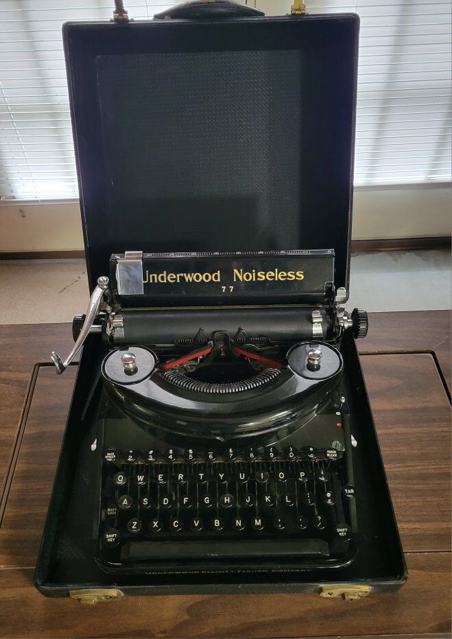Vintage Underwood Noiseles 77 Typewriter s