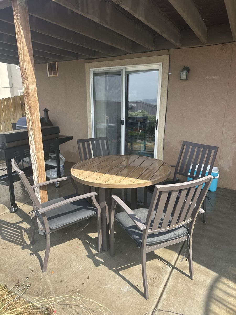 Outdoor Patio Dining Set - Round metal-Top Table with 4 Armchairs & Cushions