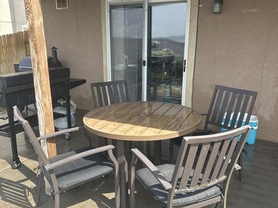 Outdoor Patio Dining Set - Round metal-Top Table with 4 Armchairs & Cushions