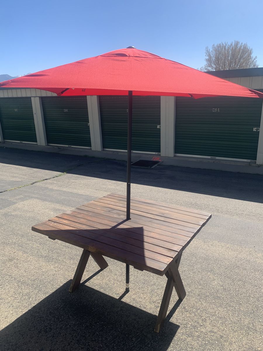 BEAUTIFUL SOLID WOOD PICNIC TABLE W/ NEW UMBRELLA