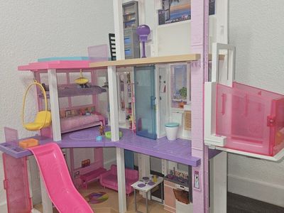 Barbie Deluxe Toy House
