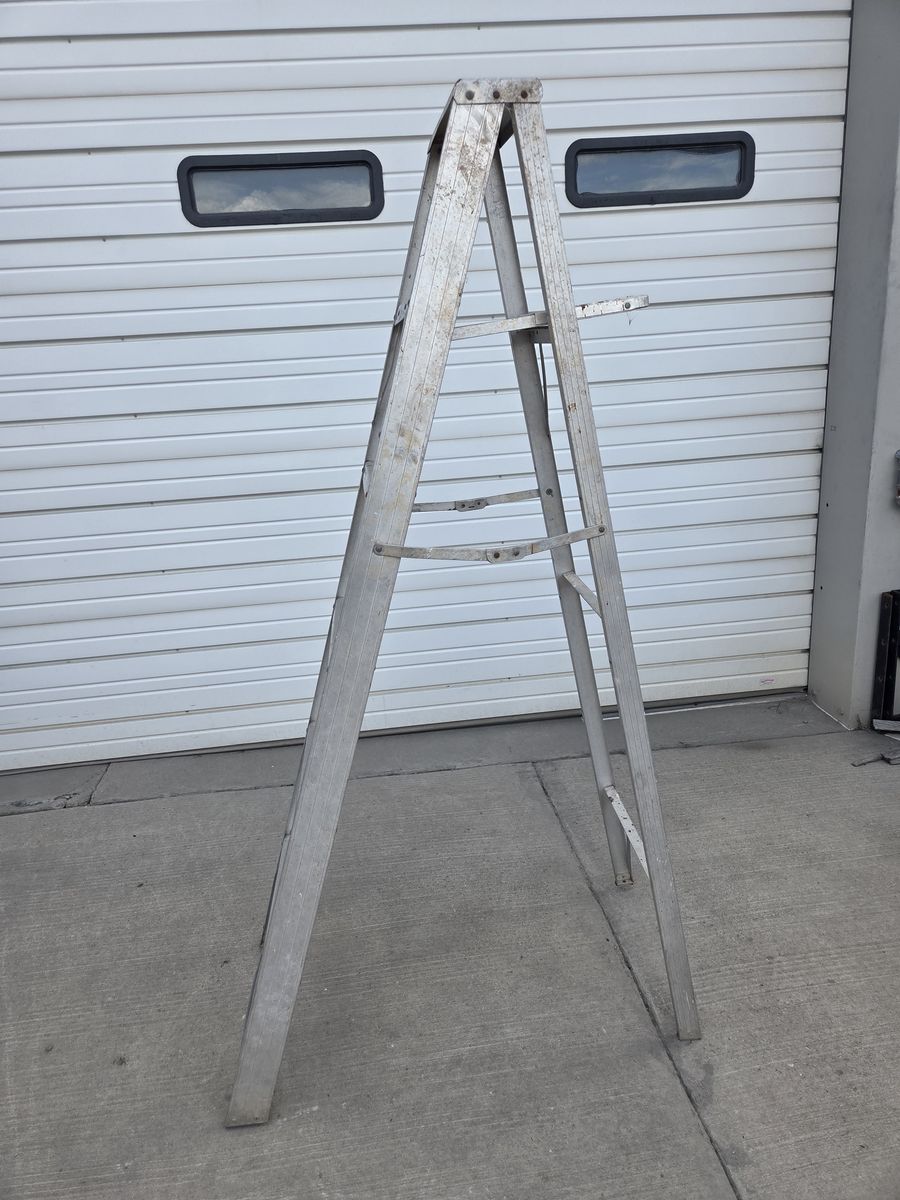 STEP LADDER