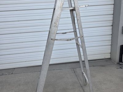 STEP LADDER