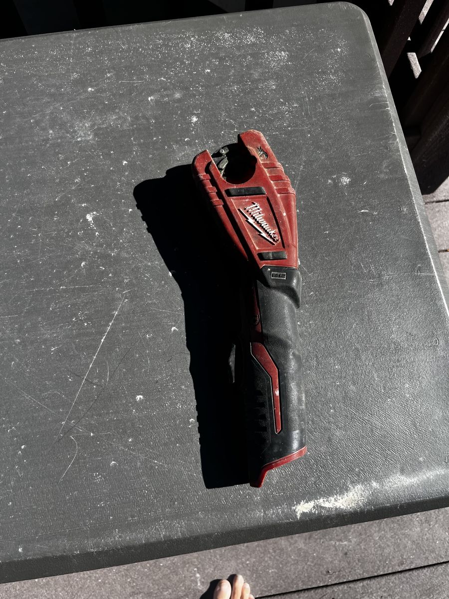 Milwaukee batter powered pipe cutter