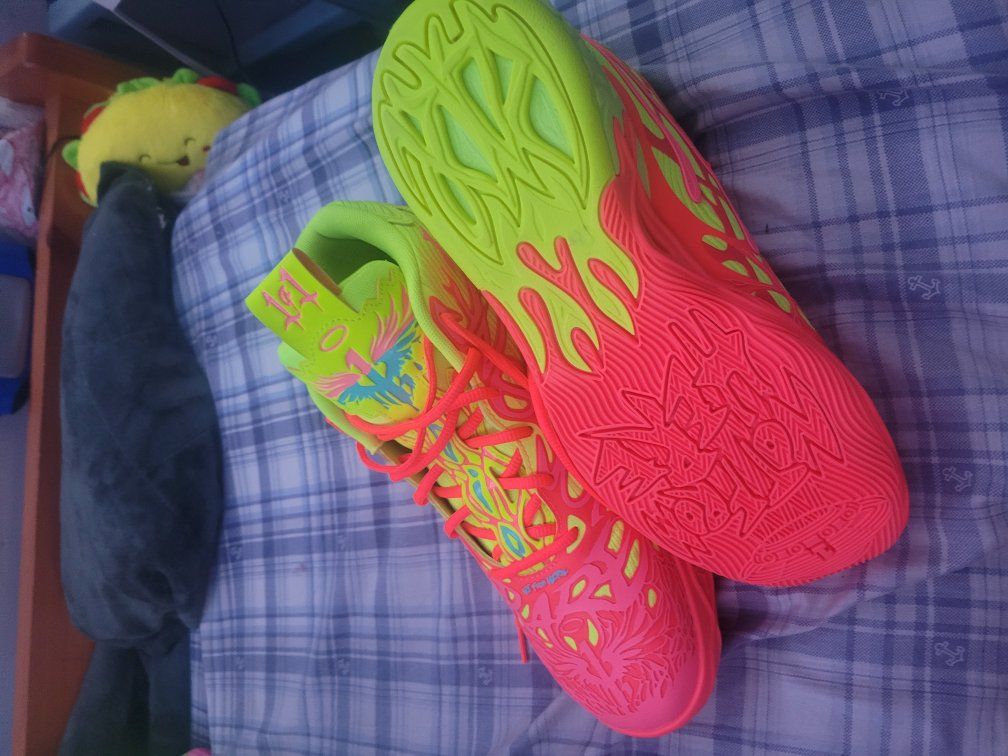 lamelo ball shoes size 10