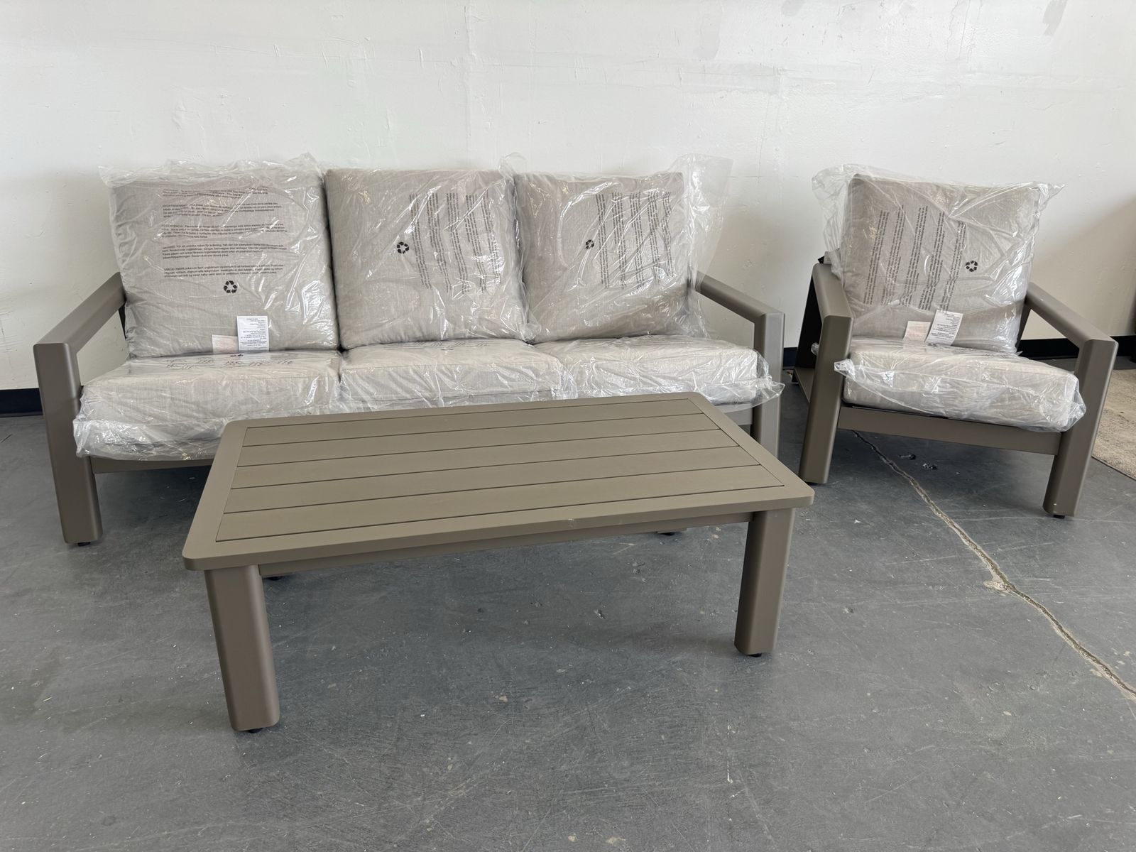 NEW COSTCO OUTDOOR PATIO HENREDON CHAIR & TABLE SET