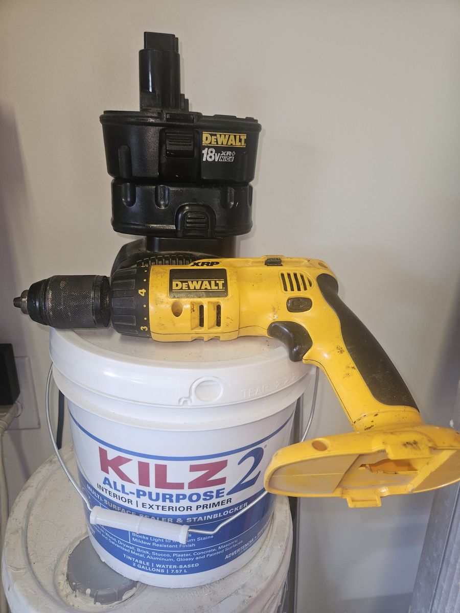 18V DEWALT DRILL