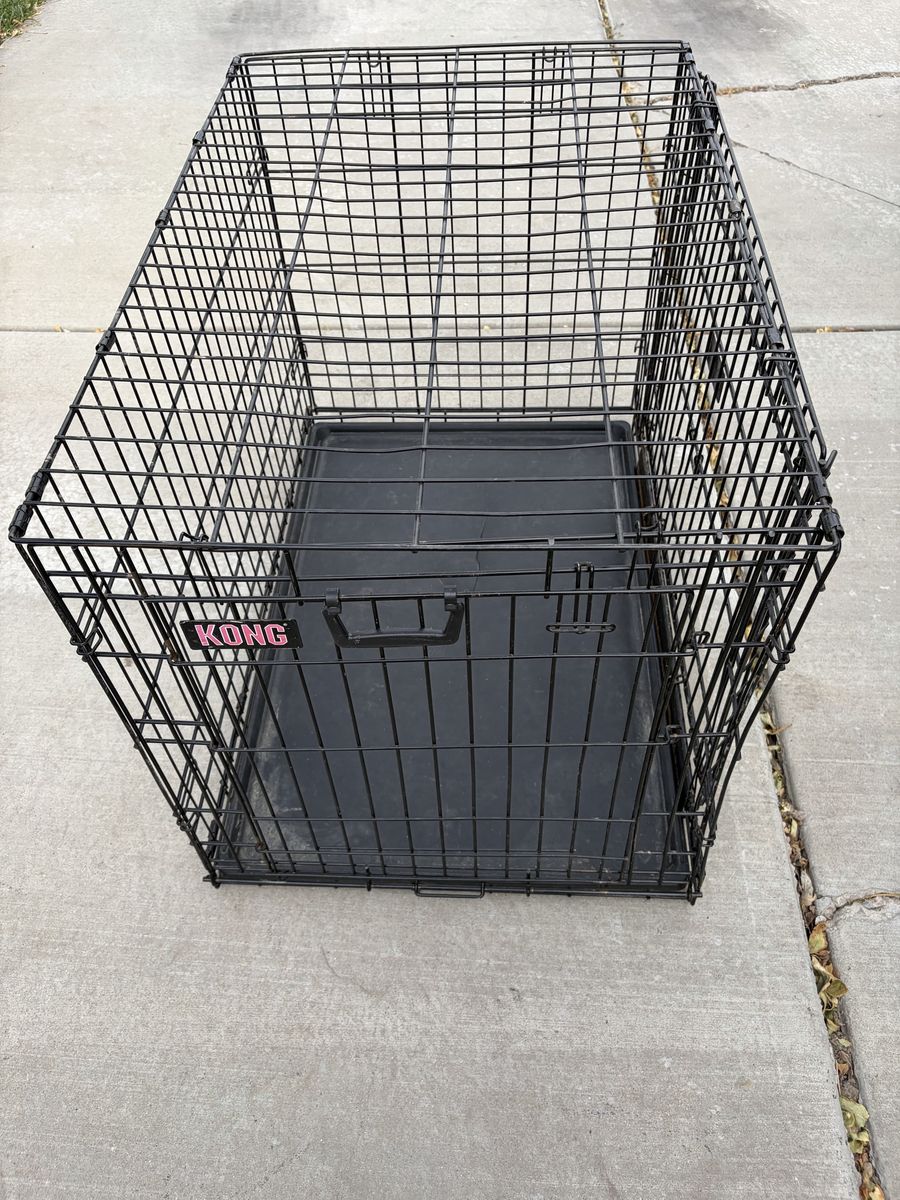 KONG Folding Wire Dog Crate with Removable Plastic Tray