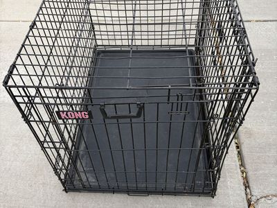 KONG Folding Wire Dog Crate with Removable Plastic Tray