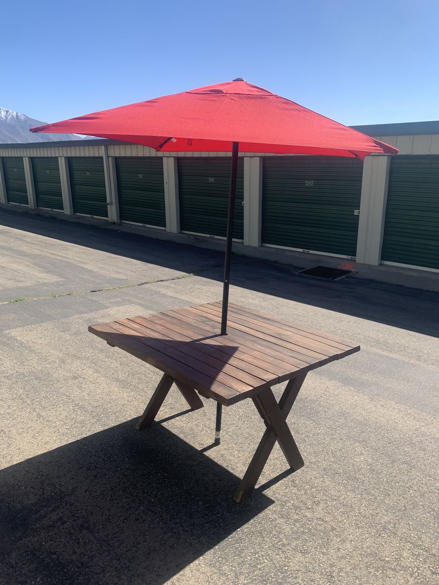 GREAT SOLID PICNIC TABLE W/ NEW UMBRELLA
