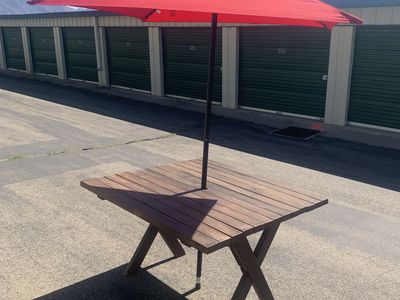 GREAT SOLID PICNIC TABLE W/ NEW UMBRELLA