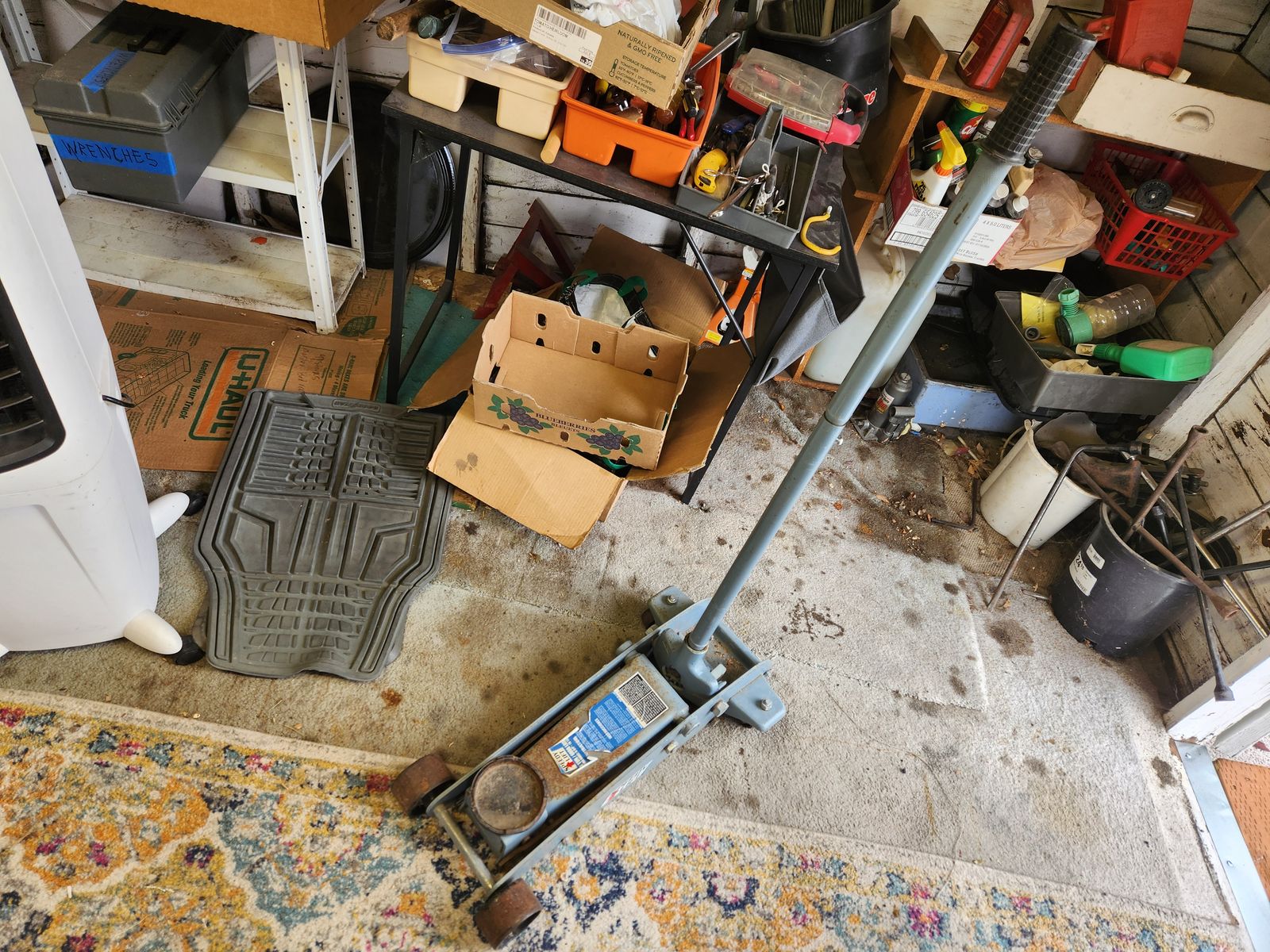 Heavy duty 3 tons floor jack.  Works perfect.  Can raise a vehicle 18 inches safely.  No problems at all.