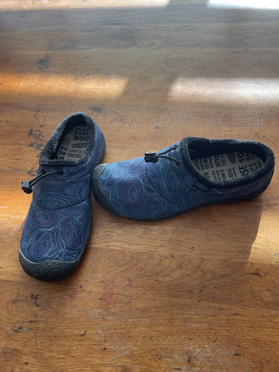 New, never worn, Keen 8.5 sliders