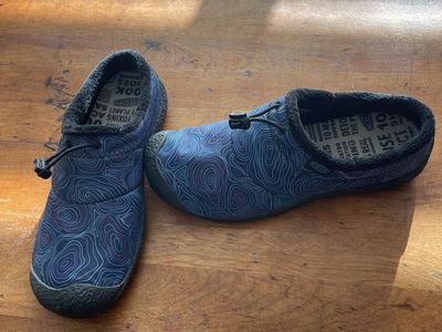 New, never worn, Keen 8.5 sliders