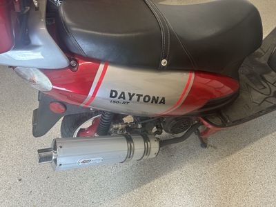 2007 Daytona 150-RT Red Scooter with Passport Storage Case and only 366 miles.