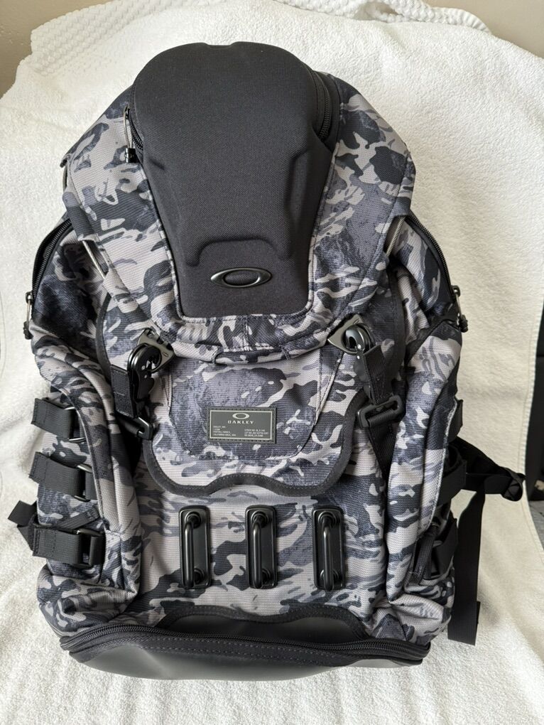 *NEW MENS OAKLEY KITCHEN SINK TIGER CAMO BACKPACK