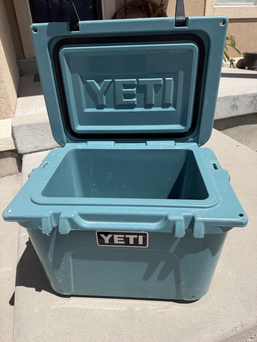 YETI Roadie 20 Hard Cooler Blue Portable Ice Chest