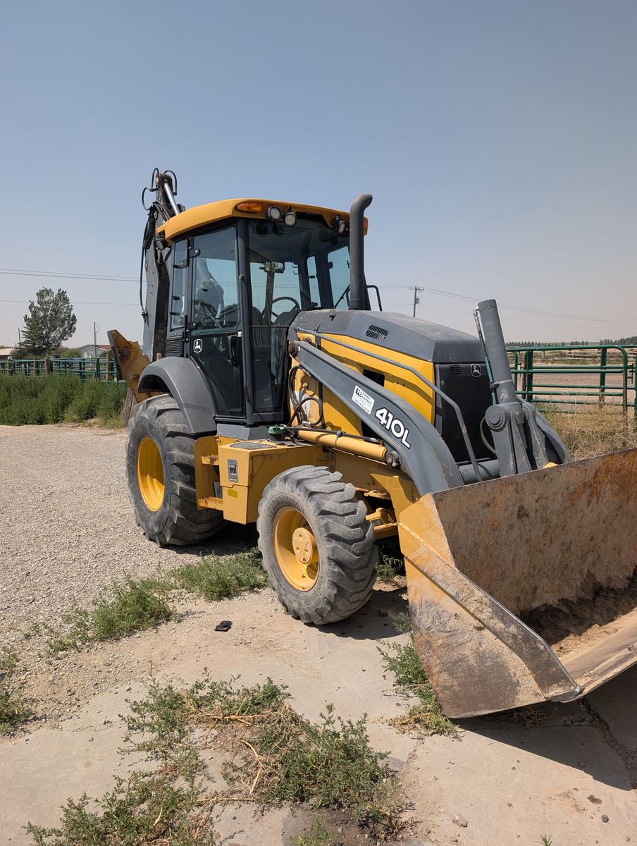 2015. John Deere backhoe