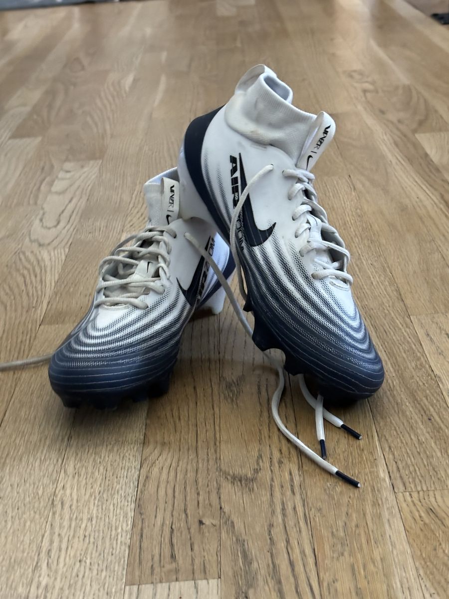 Men’s size 10.5 football cleats