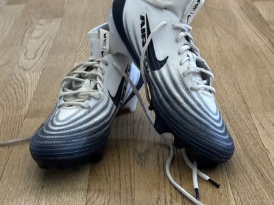 Men’s size 10.5 football cleats