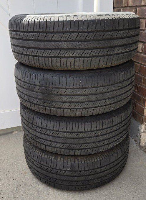 4 Michelin Defender 2 235/65R17 104H All-Season Tires - 1/4 inch tread