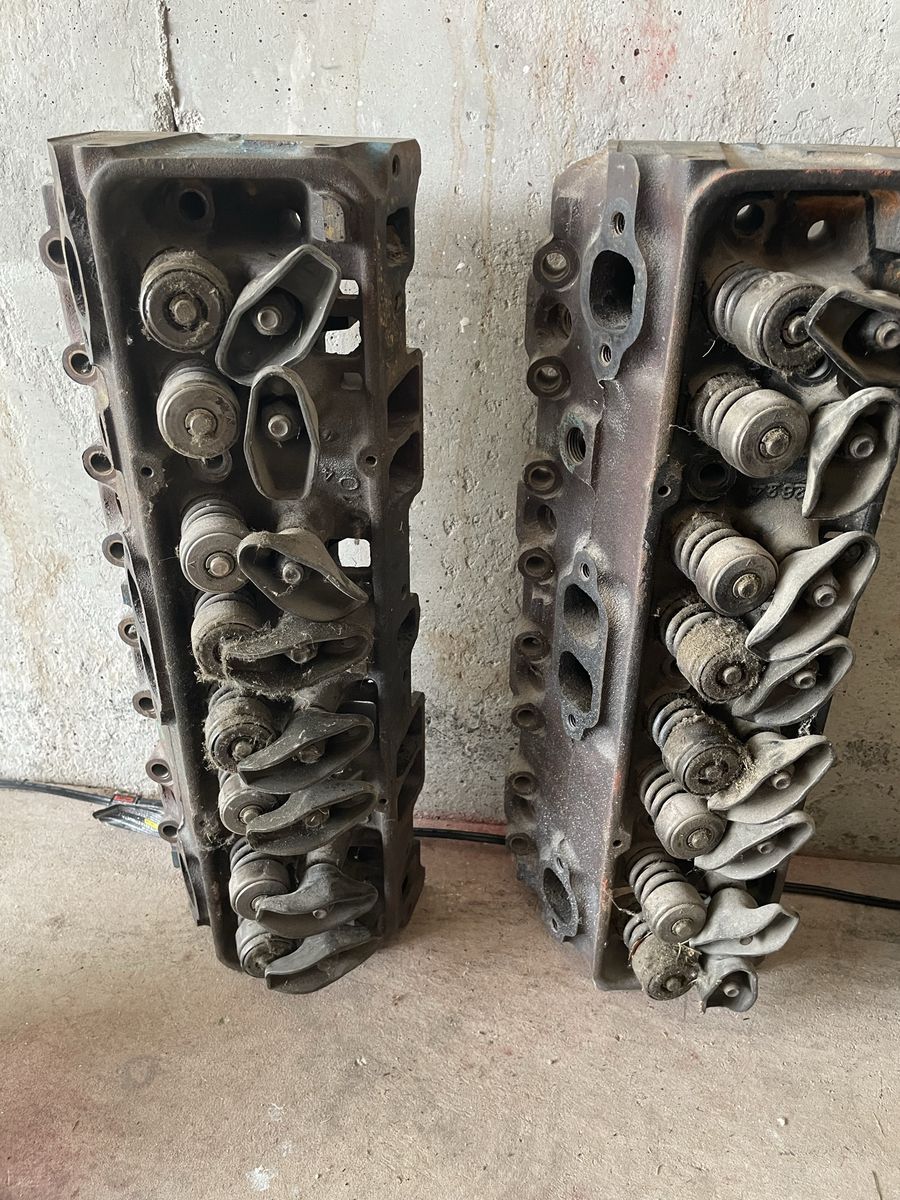 76-87 Chevrolet 462624 Small Block V8 Cylinder Heads (Pair) - Used 1.94 intake 1.50 exhaust valve. 350 v8