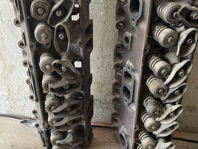 76-87 Chevrolet 462624 Small Block V8 Cylinder Heads (Pair) - Used 1.94 intake 1.50 exhaust valve. 350 v8