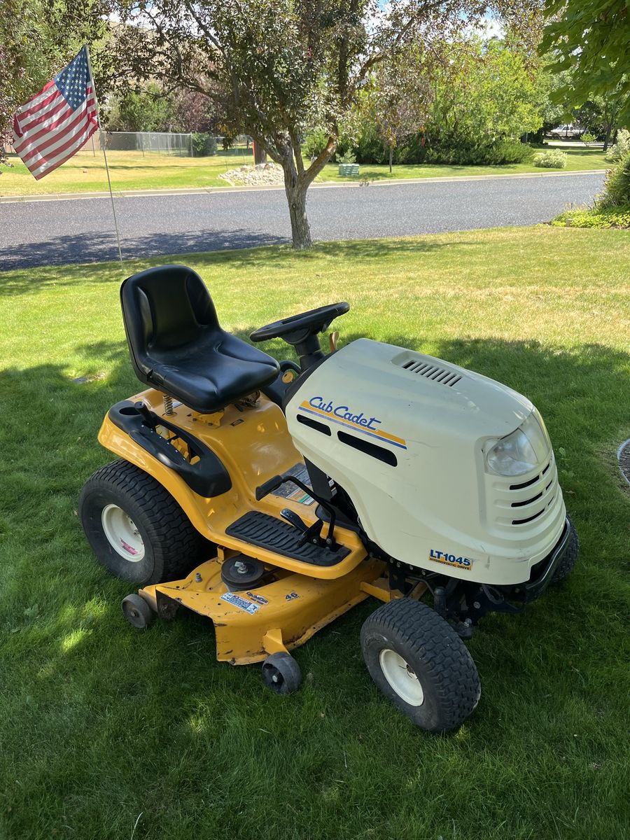 Cub Cadet LT1045 Riding Lawn Mower