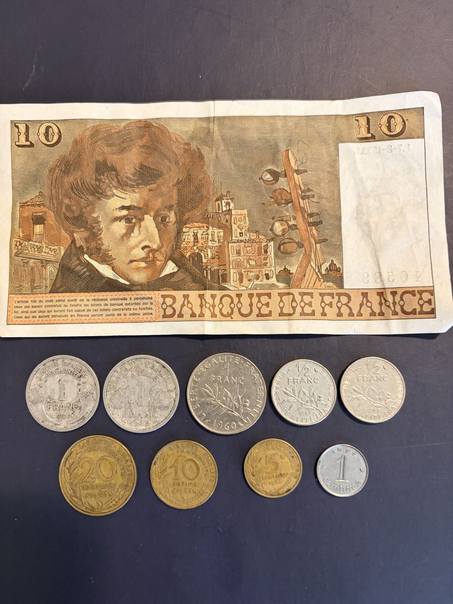 France note and coins.