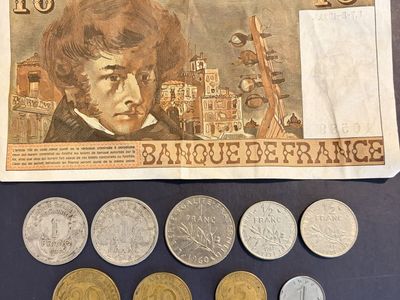 France note and coins.